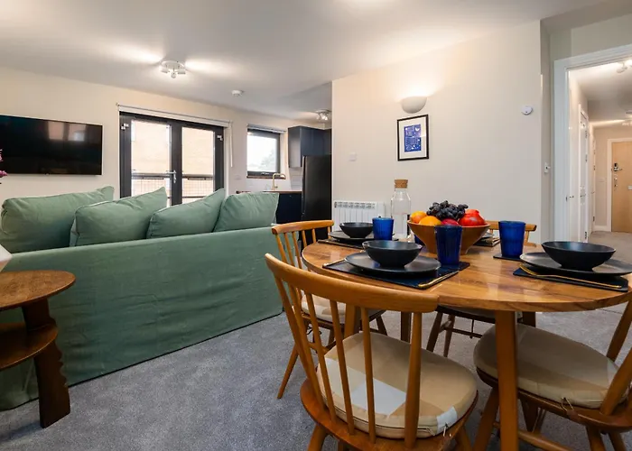 Stylish 2-Bed City Centre Apartment With Free Parking - At Hem