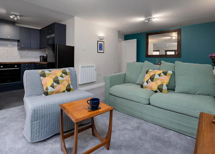 Stylish 2-Bed City Centre Apartment With Free Parking - At Hem